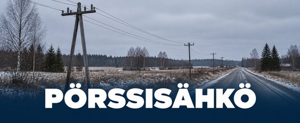 Sähkölinja talvisen suomalaisen maantien varrella.