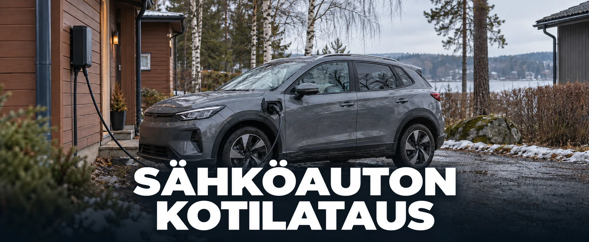 Harmaa sähköauto latauksessa puutalon seinään kiinnitetystä latauslaitteesta järven rannalla.