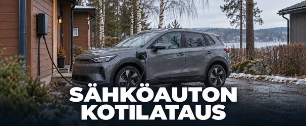 Sähköauto kytkettynä kotilatauslaitteeseen suomalaisen talon pihassa.