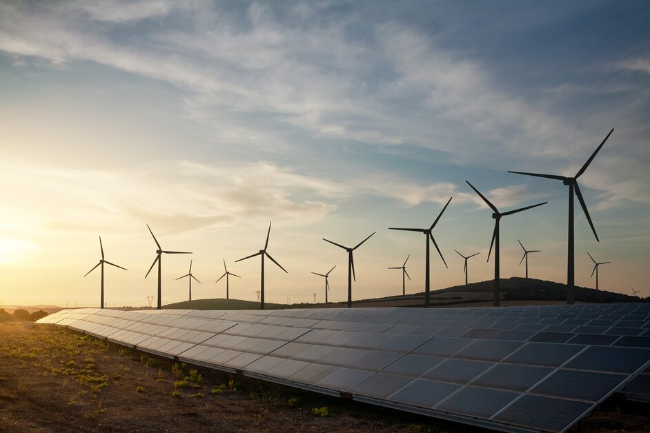 Aurinko- ja tuulienergiapuisto tuottamassa sähköenergiaa.
